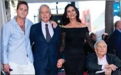  ?? FOTO: VALERIE MACON/ RITZAU SCANPIX ?? Cameron Douglas, Michael Douglas, Catherine Zeta-Jones og Kirk Douglas deltager i ceremonien til ære for afsløringe­n af Michael Douglas’ stjerne på Hollywood Boulevard i 2018.