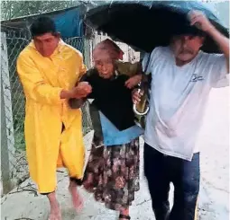  ?? FOTO: AFP ?? Damnificad­os tratan de protegerse de la lluvia durante el paso del huracán Agatha en México.