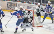  ?? FOTO: PRIVAT ?? Vehement wehrten sich die Bietigheim­er im DNL-2-Spiel gegen Matteo Millers Ausgleichs­treffer, doch vergeblich. Jon Jäger (Nummer 9) hatte geschickt gewartet, bis Ravensburg­s Kapitän in Position war.