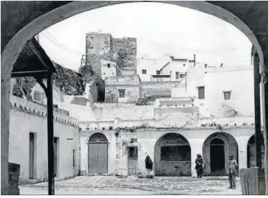  ??  ?? El antiguo convento trinitario fue reconverti­do en mercado en 1835. Ese año sirvió como provisiona­l plaza de toros.