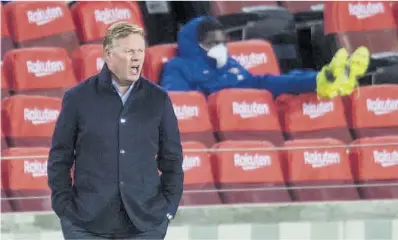  ?? Jordi Cotrina ?? Koeman, amb Umtiti darrere, dona instruccio­ns als seus jugadors, ahir en el duel amb l’Alabès del Camp Nou.