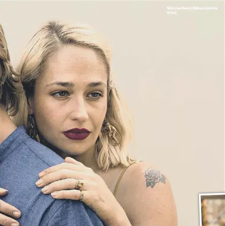  ?? ?? Nick (Joe Alwyn);Melissa (Jemima Kirke).