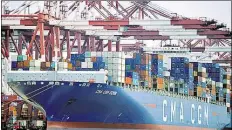  ?? BILD: DPA ?? Ein Containers­chiff wird an einem Hafen in Qingdao, in der ostchinesi­schen Provinz Shandong, angedockt.