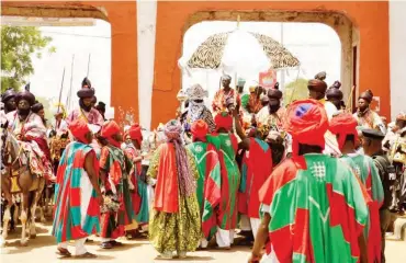  ??  ?? The emir surrounded by his guards