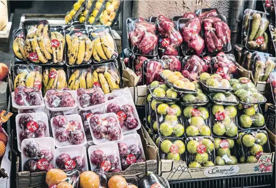  ?? LLIBERT TEIXIDÓ ?? Sobreenvas­ado de frutas y hortalizas en un comercio de Barcelona