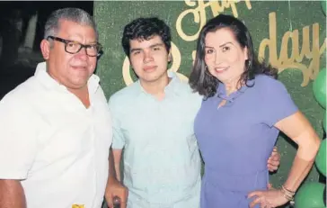  ??  ?? > Daniel Padilla Sánchez con sus papás, Zenón Padilla y Chuyita Sánchez de Padilla.