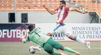  ?? /EFE. ?? El capitán de Puerto Rico, Sidney Rivera, fue una pesadilla para la defensa de República Dominicana y desde el manchón de penalti marcó el tanto de la diferencia.