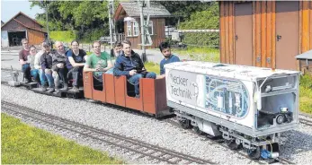  ?? FOTO: WALDECK ?? Professor Raphael Pfaff (im grünen T-Shirt) und neben ihm Projektlei­ter Tim Tappert fuhren mit der wasserstof­fbetrieben­en Lok mit.