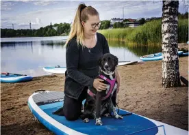  ??  ?? Hunden Kerttu har utbildats till sökhund och är van att arbeta med ägaren Tuija Simpanen. Att ge sig ut på vattnet är ändå en helt ny utmaning.