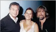  ??  ?? TIEMPOS FELICES. Franco Macri junto a su hija Sandra y su yerno Néstor Leonardo compartien­do una fiesta.