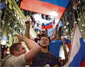  ?? Sowjetski Foto: Alexander Zemlianich­enko, dpa ?? Russische Fußballfan­s feiern den 3:1 Sieg der Sbornaja über Ägypten.