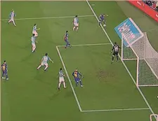  ??  ?? Il gol di Deulofeu nato da un cross di Digne col pallone oltre la linea