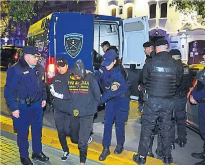  ?? NICOLÁS BRAVO ?? TRASLADO. Los detenidos llegaron a la sede de la Policía Federal en Córdoba. Tras la identifica­ción, serían llevados a Bouwer.