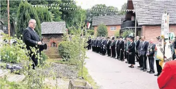  ?? RP-FOTO: JÖRG KNAPPE ?? In Ryth ist das gemeinsame Gebet vor der Kapelle Teil des Schützenfe­stes der St.-Brigitta-Bruderscha­ft Blonderath-Ryth-Silverbeek-Varbrook.