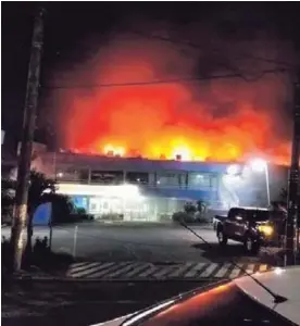  ?? CORTESÍA BOMBEROS ?? El fuego arrasó 1.200 m² de inmuebles. Bomberos inició, este martes, las pesquisas para saber qué causó el incendio.