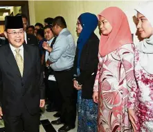  ??  ?? New start: Members of the Johor Mentri Besar’s office greeting Osman as he walks in to start his term as head of the state administra­tion. — Bernama