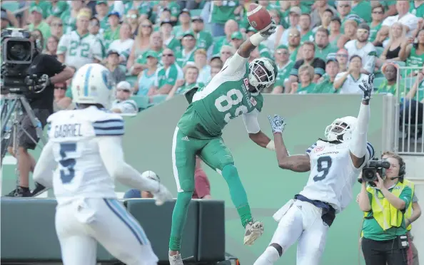  ?? MARK TAYLOR/THE CANADIAN PRESS ?? Duron Carter, shown making a one-handed touchdown catch last season, has signed a new contract with the Saskatchew­an Roughrider­s.