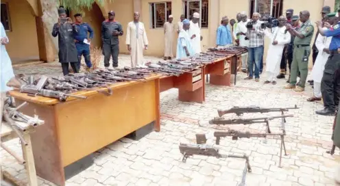  ?? Some of the rifles surrendere­d by the repentant bandits in Zamfara State ??