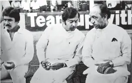  ?? ?? Sri Lanka’s first Test Captain late Bandula Warnapura (L) with Cricket Board President late Gamini Dissanayak­e and Late President J.R.Jayawarden­a at the inaugural Test match between Sri Lanka and England