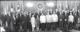  ??  ?? The ASEAN Business Advisory Council led by its chair Joey Concepcion, pose with DTI Secretary Ramon Lopez, executive secretary Salvador Medialdea, former president Gloria Macapagal-Arroyo and President Duterte.