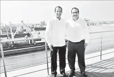  ??  ?? En agosto de 2011 la constructo­ra brasileña Odebrecht, presidida en esa fecha por Marcelo Odebrecht (en la imagen con el entonces gobernador de Veracruz, Javier Duarte de Ochoa), grupo líder en el negocio de ingeniería hoy bajo investigac­ión policial...