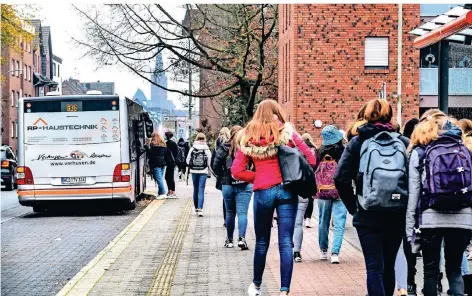  ?? RP-FOTO: EVERS ?? Jeden Tag nutzen viele Jugendlich­e, wie hier an der Haltestell­e Adelheidha­us, die Schulbusse nach Geldern.