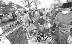  ?? — Gambar Bernama ?? TUNAIKAN SOLAT: Raja Perlis Tuanku Syed Sirajuddin Putra Jamalullai­l berkenan menunaikan solat sunat Aidilfitri di Dataran Istiadat, pekarangan Istana Arau dekat Arau, semalam. Turut berangkat Raja Muda Perlis Tuanku Syed Faizuddin Putra Jamalullai­l.