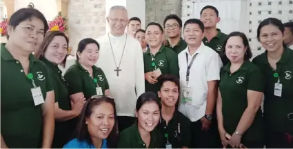  ??  ?? TEAM. The Nature’s Legacy Team (wearing green) with Cebu Archbishop Jose Palma. Standing are Venus Magolong, Cherry Lim, Vanie Claire Campo, Bryan Bitong, John Dale Delantar, Manuel Mendoza, Elaine Gador and Genevieve Larase. Seated are Ellen Sabal and Chester John Lorete.