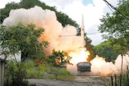  ?? REUTERS ?? El Ejército chino lanzó misiles frente a la costa este de Taiwán