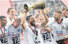  ?? FOTO: IMAGO IMAGES ?? Pokalparty im Hagelschau­er: Die Spieler des SSV Ulm gewannen erneut den WfV-Pokal.