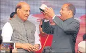  ?? BIRBAL SHARMA /HT ?? Himachal Pradesh chief minister Jai Ram Thakur gives a traditiona­l cap to Union home minister Rajnath Singh during a BJP rally in Mandi on Wednesday.