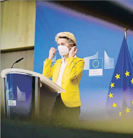  ??  ?? La presidenta de la Comissió Europea, Ursula von der Leyen, va organitzar una compareixe­nça improvisad­a al migdia