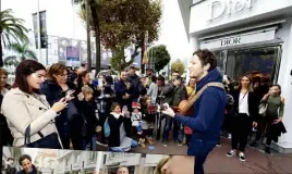  ??  ?? Le chanteur a fait le bonheur des badauds, hier matin, en livrant un miniconcer­t improvisé.