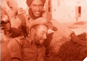  ??  ?? A la izquierda, el soldado Víctor Gutiérrez junto a un compañero de armas saharaui. Debajo, el susodicho antes de salir a una de sus habituales patrullas.