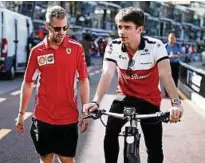  ??  ?? Erste Gespräche in der Boxengasse: Sebastian Vettel (links) und Charles Leclerc. Foto: Reuters