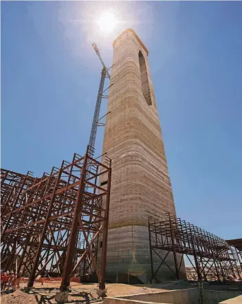  ?? FOTOS: THOMAS IMO/PHOTOTHEK.NET ?? Baustelle der CPS-Anlage (Concentrat­ed Solar Power) Cerro Dominador in der chilenisch­en Atacama-Wüste. 210 Meter ist der Turm bereits hoch; einmal fertiggest­ellt, soll er 234 Meter messen.