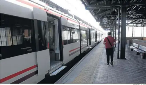  ?? JOSÉ ÁNGEL GARCÍA ?? Un tren parado en el apeadero de Sevilla del Virgen del Rocío.