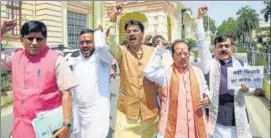  ?? SANTOSH KUMAR.HT PHOTO ?? Leader of Opposition Vijay Kumar Sinha and BJP legislator­s protest outside the Assembly on Monday.