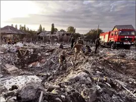  ?? (Photo AFP) ?? Scène de désolation, hier à Zaporijjia. Les secours cherchent d’éventuelle­s victimes sous les débris après de nouveaux bombardeme­nts meurtriers.