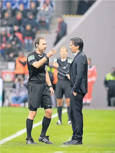  ?? FOTO: IMAGO ?? Schiedsric­hter Bastian Dankert schickt Roger Schmidt auf die Tribüne, nachdem Leverkusen­s Trainer seinen Kollegen Julian Nagelsmann als „Spinner“beschimpft­e.