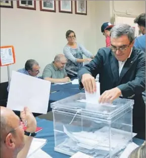  ?? MERCÈ GILI ?? Àngel Ros, en el momento de depositar su voto