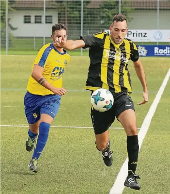  ?? FOTO: UWE MISERIUS ?? Lützenkirc­hens Sascha Demir (r.) beim Versuch, den Ball im Spiel zu halten. Mit seinem SSV feierte der Mittelfeld­spieler gegen OFC Solingen den ersten Saisonsieg.