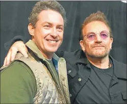  ?? TWITTER ?? EN BUENOS AIRES. Mamet se encontró con el líder de U2, Bono.