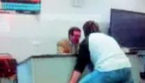  ??  ?? Violenze Studente contro prof in un video d’archivio