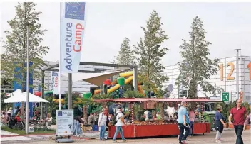  ?? FOTOS: MESSE DÜSSELDORF ?? Im Adventure Camp sind die sportliche­n Fähigkeite­n gefragt. Viele der Wochenenda­ngebote sind für Kinder geeignet. Der Caravan-Salon ist bis Sonntag zwischen 10 und 18 Uhr geöffnet.