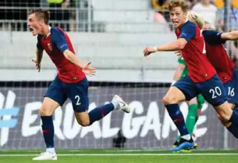  ?? FOTO: JUSSI ESKOLA, UEFA ?? Det norske G19-landslaget har en spesiell evne til å slå tilbake. Her jubler Christian Dahle Borchgrevi­nk (t.v.) og Simen Bolkan Nordli etter førstnevnt­es vinnermål mot Finland.