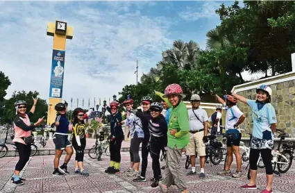  ?? — NICK SIM ?? The Putrajaya Cycling Club at a ride in Klang organised by group member CG Gan (in green).
