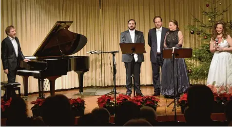  ?? Foto: Manuela Rieger ?? Valerij Petasch (links), Philipp Meinhardt, Petteri Falck und Anastasia Souporovsk­aja mit Sybille Meinhardt (Moderation) gaben ein erfolgreic­hes Konzert im Pfarrzentr­um zugunsten herzkranke­r Kinder.