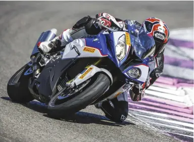  ??  ?? A bloc sur le circuit du Castellet, dans la longue ligne droite du Mistral de 1,8 km, qui autorise une vitesse maxi de 308 km/h chrono, la tête dans la bulle surpuissan­te BMW S 1 000 RR. On n'est pas loin de la vitesse maxi de l'avion, mais avec les deux roues sur le bitume et les rails aux alentours, ça déménage ! ➊ Les entrailles de la BMW S 1 000 RR renferment un 4-cylindres en ligne de 1 000 cm3 qui développe 200 ch à 14 000 tr/mn sur notre banc de puissance. Elle fait partie des motos les plus performant­es de la catégorie. ➋ Le tableau de bord est bien plus compact que celui de l'avion, qui regorge d'aiguilles en tout genre. On peut y trouver l'indicateur de rapport engagé, le régime moteur, la vitesse, les températur­es moteur et extérieure. ➌ Le shifter permet de monter et descendre les rapports sans toucher à l'embrayage. ➍ Le commodo gauche permet de contrôler le tableau de bord. ➎ Robert, pilote du jour, a halluciné sur les performanc­es de la S 1 000 RR, que ce soit à l'accélérati­on ou en tenue de route… même s'il me confiera que ce n'est plus pour lui.