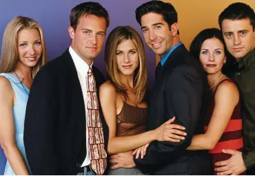  ?? ?? There for him: Friends stars Lisa Kudrow, Jennifer Aniston, David Schwimmer, Courteney Cox and Matt LeBlanc, with the late Matthew Perry, second from left